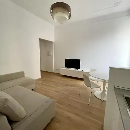 White Beach Apartment *